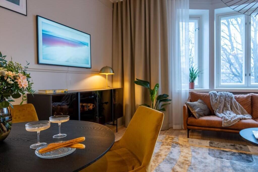 Luxury Getaway - One-Bedroom Suite W Fireplace 赫尔辛基 外观 照片